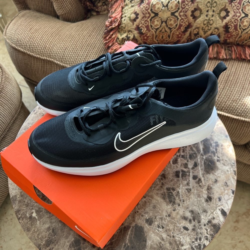 Nike Men's Black and White Sneakers